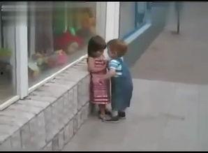 小女孩强吻小男孩视频,小女孩意外强吻小男孩引网友热议