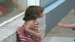 小女孩强吻小男孩视频,小女孩意外强吻小男孩引网友热议